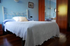 Espectacular Casa Independiente en las faldas de Ganekogorta con 6 Dorm., 2 salones, 2 cocinas, 4 baños completos, trastero, balcón, terraza y amplio garaje para dos vehículos