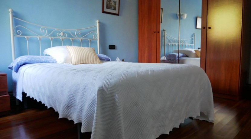 Espectacular Casa Independiente en las faldas de Ganekogorta con 6 Dorm., 2 salones, 2 cocinas, 4 baños completos, trastero, balcón, terraza y amplio garaje para dos vehículos