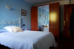 Espectacular Casa Independiente en las faldas de Ganekogorta con 6 Dorm., 2 salones, 2 cocinas, 4 baños completos, trastero, balcón, terraza y amplio garaje para dos vehículos