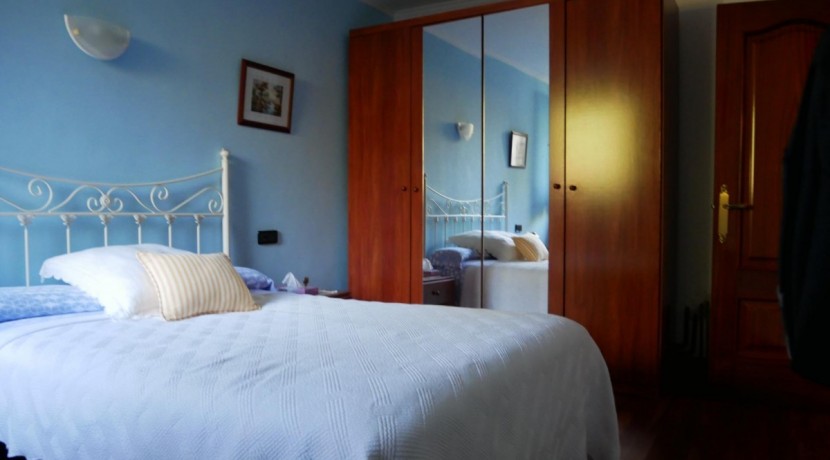 Espectacular Casa Independiente en las faldas de Ganekogorta con 6 Dorm., 2 salones, 2 cocinas, 4 baños completos, trastero, balcón, terraza y amplio garaje para dos vehículos