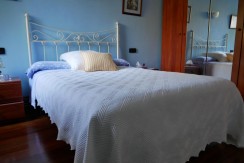 Espectacular Casa Independiente en las faldas de Ganekogorta con 6 Dorm., 2 salones, 2 cocinas, 4 baños completos, trastero, balcón, terraza y amplio garaje para dos vehículos
