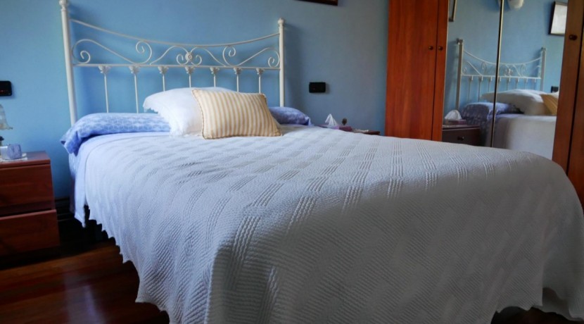 Espectacular Casa Independiente en las faldas de Ganekogorta con 6 Dorm., 2 salones, 2 cocinas, 4 baños completos, trastero, balcón, terraza y amplio garaje para dos vehículos