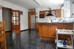 Espectacular Casa Independiente en las faldas de Ganekogorta con 6 Dorm., 2 salones, 2 cocinas, 4 baños completos, trastero, balcón, terraza y amplio garaje para dos vehículos