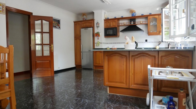 Espectacular Casa Independiente en las faldas de Ganekogorta con 6 Dorm., 2 salones, 2 cocinas, 4 baños completos, trastero, balcón, terraza y amplio garaje para dos vehículos