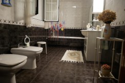 Espectacular Casa Independiente en las faldas de Ganekogorta con 6 Dorm., 2 salones, 2 cocinas, 4 baños completos, trastero, balcón, terraza y amplio garaje para dos vehículos