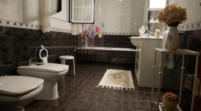 Espectacular Casa Independiente en las faldas de Ganekogorta con 6 Dorm., 2 salones, 2 cocinas, 4 baños completos, trastero, balcón, terraza y amplio garaje para dos vehículos