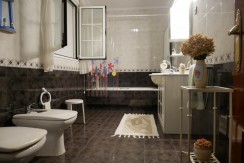 Espectacular Casa Independiente en las faldas de Ganekogorta con 6 Dorm., 2 salones, 2 cocinas, 4 baños completos, trastero, balcón, terraza y amplio garaje para dos vehículos