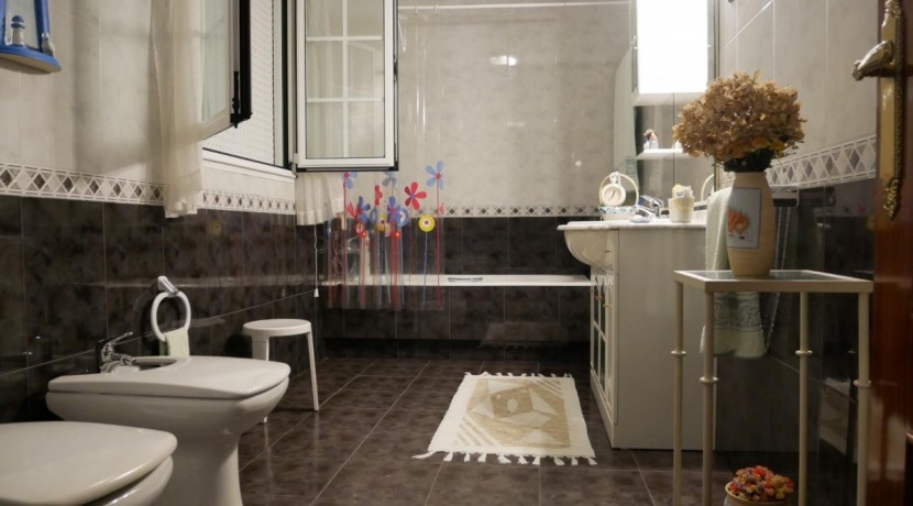 Espectacular Casa Independiente en las faldas de Ganekogorta con 6 Dorm., 2 salones, 2 cocinas, 4 baños completos, trastero, balcón, terraza y amplio garaje para dos vehículos