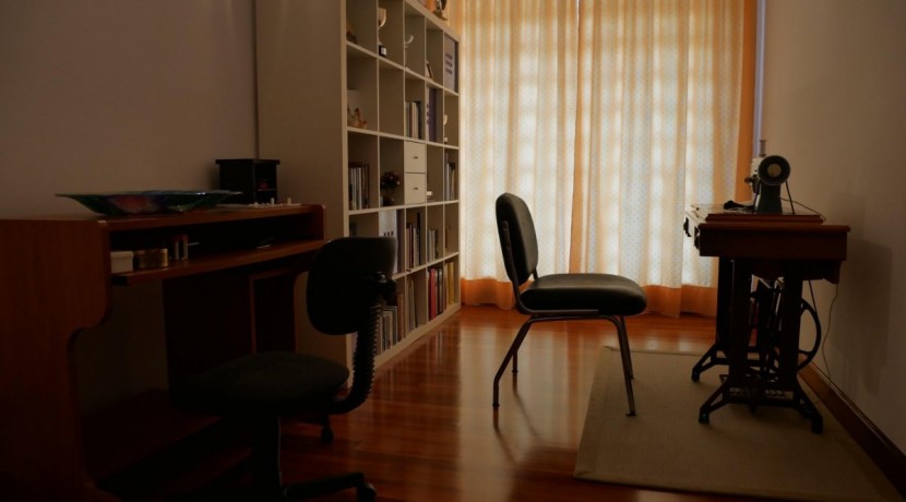 Espectacular Casa Independiente en las faldas de Ganekogorta con 6 Dorm., 2 salones, 2 cocinas, 4 baños completos, trastero, balcón, terraza y amplio garaje para dos vehículos