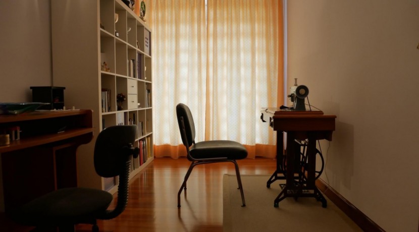 Espectacular Casa Independiente en las faldas de Ganekogorta con 6 Dorm., 2 salones, 2 cocinas, 4 baños completos, trastero, balcón, terraza y amplio garaje para dos vehículos