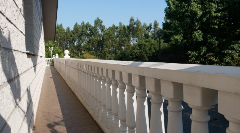Espectacular Casa Independiente en las faldas de Ganekogorta con 6 Dorm., 2 salones, 2 cocinas, 4 baños completos, trastero, balcón, terraza y amplio garaje para dos vehículos