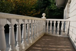 Espectacular Casa Independiente en las faldas de Ganekogorta con 6 Dorm., 2 salones, 2 cocinas, 4 baños completos, trastero, balcón, terraza y amplio garaje para dos vehículos