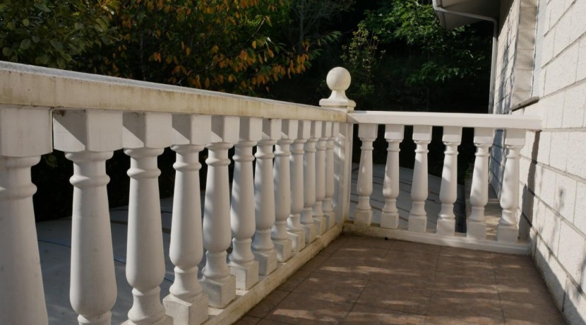 Espectacular Casa Independiente en las faldas de Ganekogorta con 6 Dorm., 2 salones, 2 cocinas, 4 baños completos, trastero, balcón, terraza y amplio garaje para dos vehículos