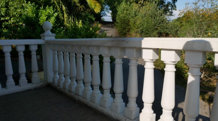 Espectacular Casa Independiente en las faldas de Ganekogorta con 6 Dorm., 2 salones, 2 cocinas, 4 baños completos, trastero, balcón, terraza y amplio garaje para dos vehículos