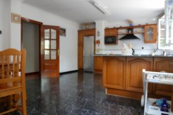 Espectacular Casa Independiente en las faldas de Ganekogorta con 6 Dorm., 2 salones, 2 cocinas, 4 baños completos, trastero, balcón, terraza y amplio garaje para dos vehículos