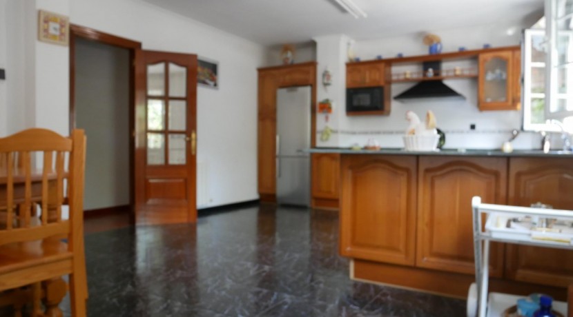 Espectacular Casa Independiente en las faldas de Ganekogorta con 6 Dorm., 2 salones, 2 cocinas, 4 baños completos, trastero, balcón, terraza y amplio garaje para dos vehículos