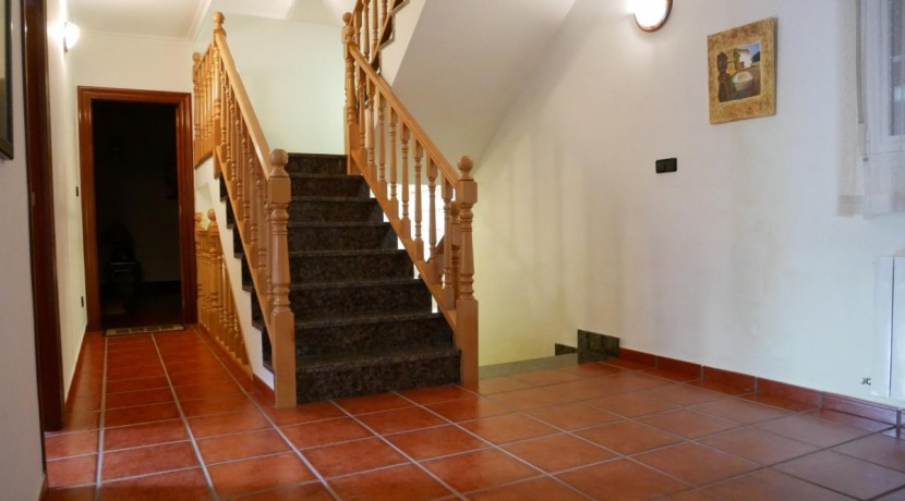 Espectacular Casa Independiente en las faldas de Ganekogorta con 6 Dorm., 2 salones, 2 cocinas, 4 baños completos, trastero, balcón, terraza y amplio garaje para dos vehículos
