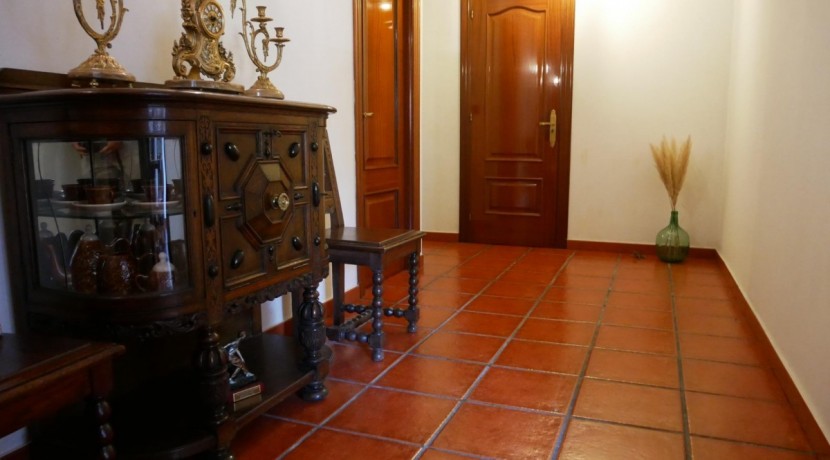 Espectacular Casa Independiente en las faldas de Ganekogorta con 6 Dorm., 2 salones, 2 cocinas, 4 baños completos, trastero, balcón, terraza y amplio garaje para dos vehículos