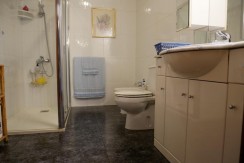 Espectacular Casa Independiente en las faldas de Ganekogorta con 6 Dorm., 2 salones, 2 cocinas, 4 baños completos, trastero, balcón, terraza y amplio garaje para dos vehículos
