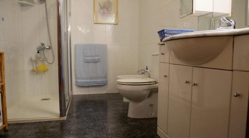 Espectacular Casa Independiente en las faldas de Ganekogorta con 6 Dorm., 2 salones, 2 cocinas, 4 baños completos, trastero, balcón, terraza y amplio garaje para dos vehículos