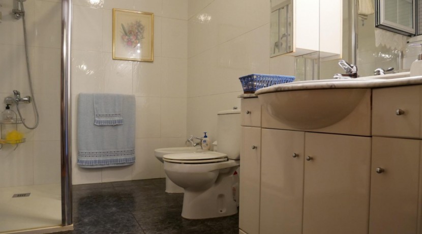 Espectacular Casa Independiente en las faldas de Ganekogorta con 6 Dorm., 2 salones, 2 cocinas, 4 baños completos, trastero, balcón, terraza y amplio garaje para dos vehículos