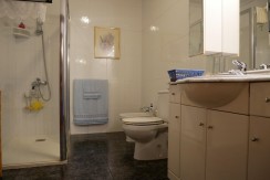 Espectacular Casa Independiente en las faldas de Ganekogorta con 6 Dorm., 2 salones, 2 cocinas, 4 baños completos, trastero, balcón, terraza y amplio garaje para dos vehículos