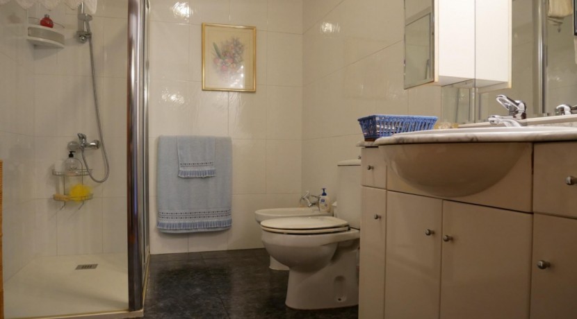 Espectacular Casa Independiente en las faldas de Ganekogorta con 6 Dorm., 2 salones, 2 cocinas, 4 baños completos, trastero, balcón, terraza y amplio garaje para dos vehículos