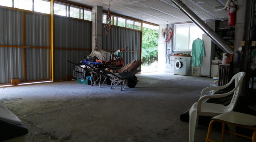 Espectacular Casa Independiente en las faldas de Ganekogorta con 6 Dorm., 2 salones, 2 cocinas, 4 baños completos, trastero, balcón, terraza y amplio garaje para dos vehículos