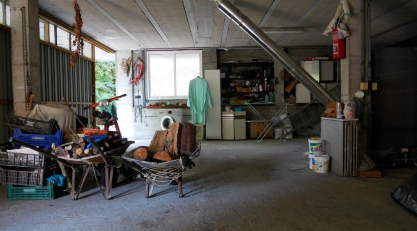 Espectacular Casa Independiente en las faldas de Ganekogorta con 6 Dorm., 2 salones, 2 cocinas, 4 baños completos, trastero, balcón, terraza y amplio garaje para dos vehículos