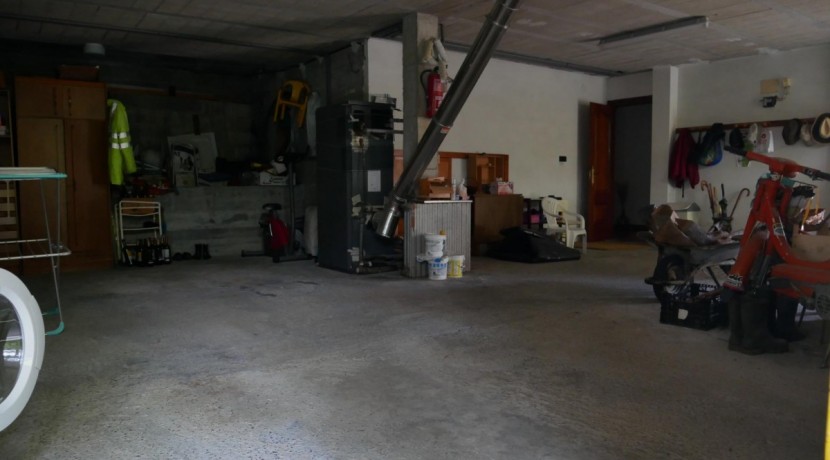 Espectacular Casa Independiente en las faldas de Ganekogorta con 6 Dorm., 2 salones, 2 cocinas, 4 baños completos, trastero, balcón, terraza y amplio garaje para dos vehículos