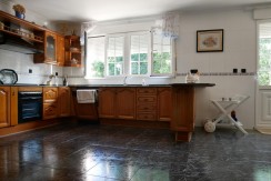 Espectacular Casa Independiente en las faldas de Ganekogorta con 6 Dorm., 2 salones, 2 cocinas, 4 baños completos, trastero, balcón, terraza y amplio garaje para dos vehículos