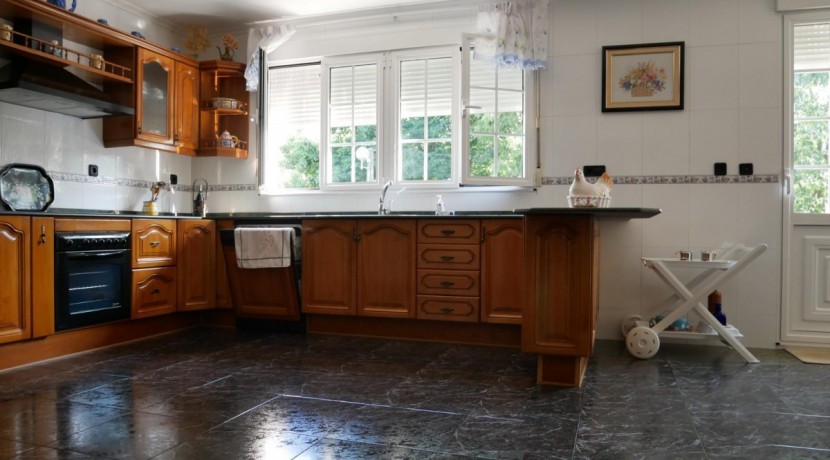 Espectacular Casa Independiente en las faldas de Ganekogorta con 6 Dorm., 2 salones, 2 cocinas, 4 baños completos, trastero, balcón, terraza y amplio garaje para dos vehículos