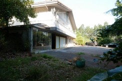 Espectacular Casa Independiente en las faldas de Ganekogorta con 6 Dorm., 2 salones, 2 cocinas, 4 baños completos, trastero, balcón, terraza y amplio garaje para dos vehículos
