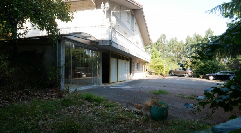 Espectacular Casa Independiente en las faldas de Ganekogorta con 6 Dorm., 2 salones, 2 cocinas, 4 baños completos, trastero, balcón, terraza y amplio garaje para dos vehículos
