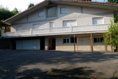 Espectacular Casa Independiente en las faldas de Ganekogorta con 6 Dorm., 2 salones, 2 cocinas, 4 baños completos, trastero, balcón, terraza y amplio garaje para dos vehículos