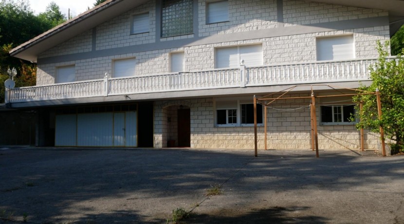 Espectacular Casa Independiente en las faldas de Ganekogorta con 6 Dorm., 2 salones, 2 cocinas, 4 baños completos, trastero, balcón, terraza y amplio garaje para dos vehículos