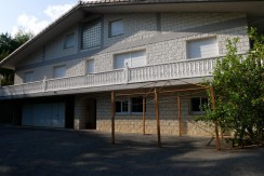 Espectacular Casa Independiente en las faldas de Ganekogorta con 6 Dorm., 2 salones, 2 cocinas, 4 baños completos, trastero, balcón, terraza y amplio garaje para dos vehículos