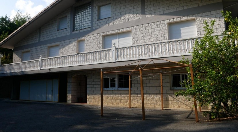 Espectacular Casa Independiente en las faldas de Ganekogorta con 6 Dorm., 2 salones, 2 cocinas, 4 baños completos, trastero, balcón, terraza y amplio garaje para dos vehículos