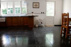 Espectacular Casa Independiente en las faldas de Ganekogorta con 6 Dorm., 2 salones, 2 cocinas, 4 baños completos, trastero, balcón, terraza y amplio garaje para dos vehículos