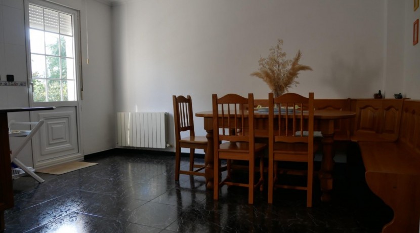 Espectacular Casa Independiente en las faldas de Ganekogorta con 6 Dorm., 2 salones, 2 cocinas, 4 baños completos, trastero, balcón, terraza y amplio garaje para dos vehículos