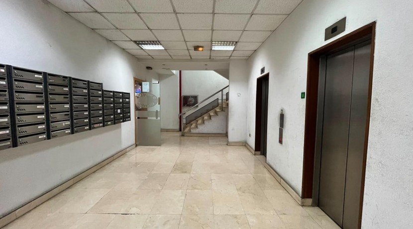 Local/Oficina con Entreplanta En Buen estado En Zona Urbi