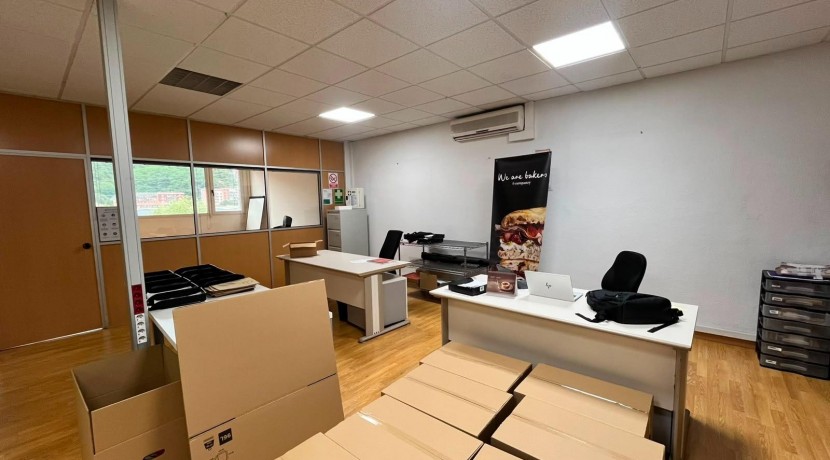 Local/Oficina con Entreplanta En Buen estado En Zona Urbi