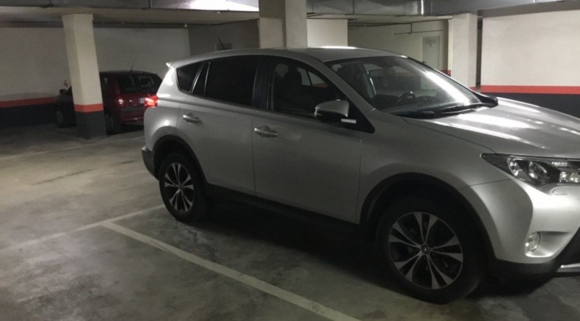 Parcela De Garaje Para Coche Grande Con Trastero Junto Al Polideportivo