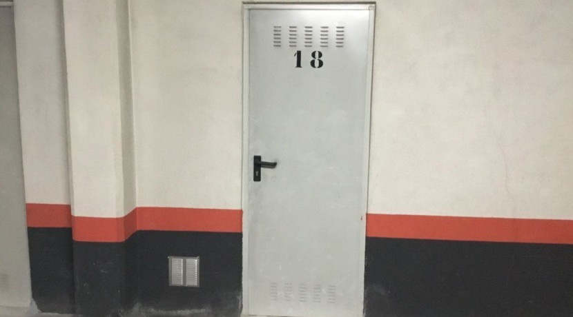 Parcela De Garaje Para Coche Grande Con Trastero Junto Al Polideportivo