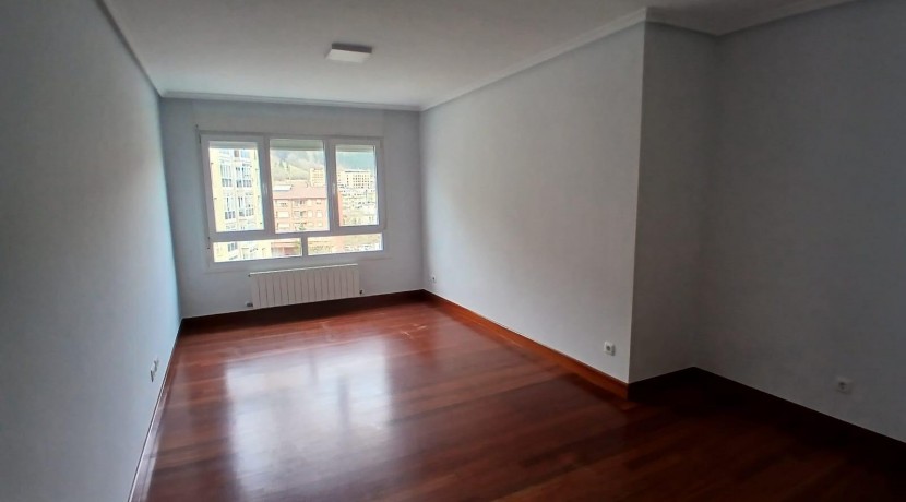 Pisazo Con Ascensor A Cota 0 De 3 Habitaciones, Garaje Y Trastero En Usansolo