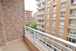 Pisazo Con Ascensor Cota 0 De 3 Habitaciones Y 2 Balcones En El Centro