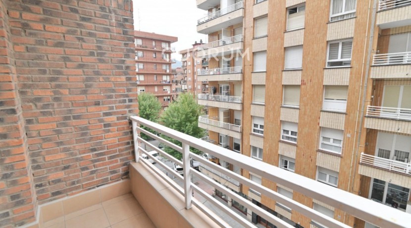 Pisazo Con Ascensor Cota 0 De 3 Habitaciones Y 2 Balcones En El Centro