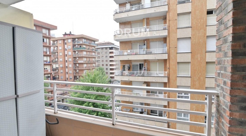 Pisazo Con Ascensor Cota 0 De 3 Habitaciones Y 2 Balcones En El Centro