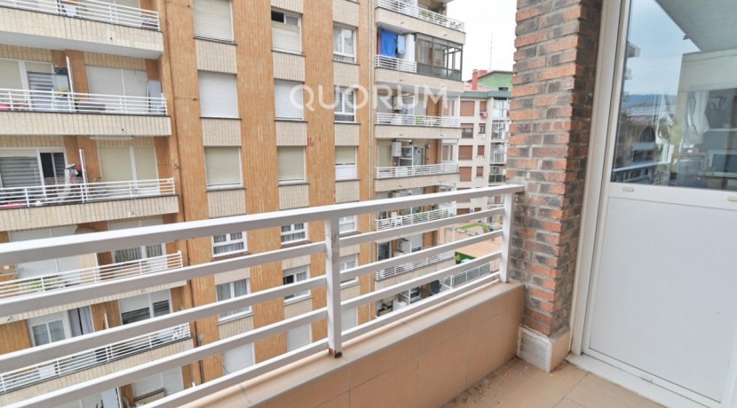 Pisazo Con Ascensor Cota 0 De 3 Habitaciones Y 2 Balcones En El Centro