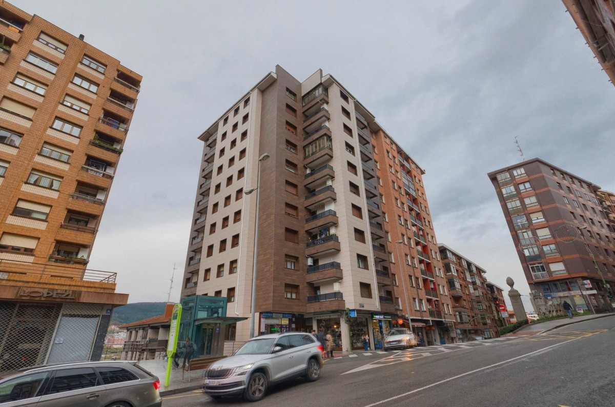 Piso Amplio De 3 Dorm. Con Ascensor Cota Cero y Balcón Con Fachada Ventilada En Zona Burros